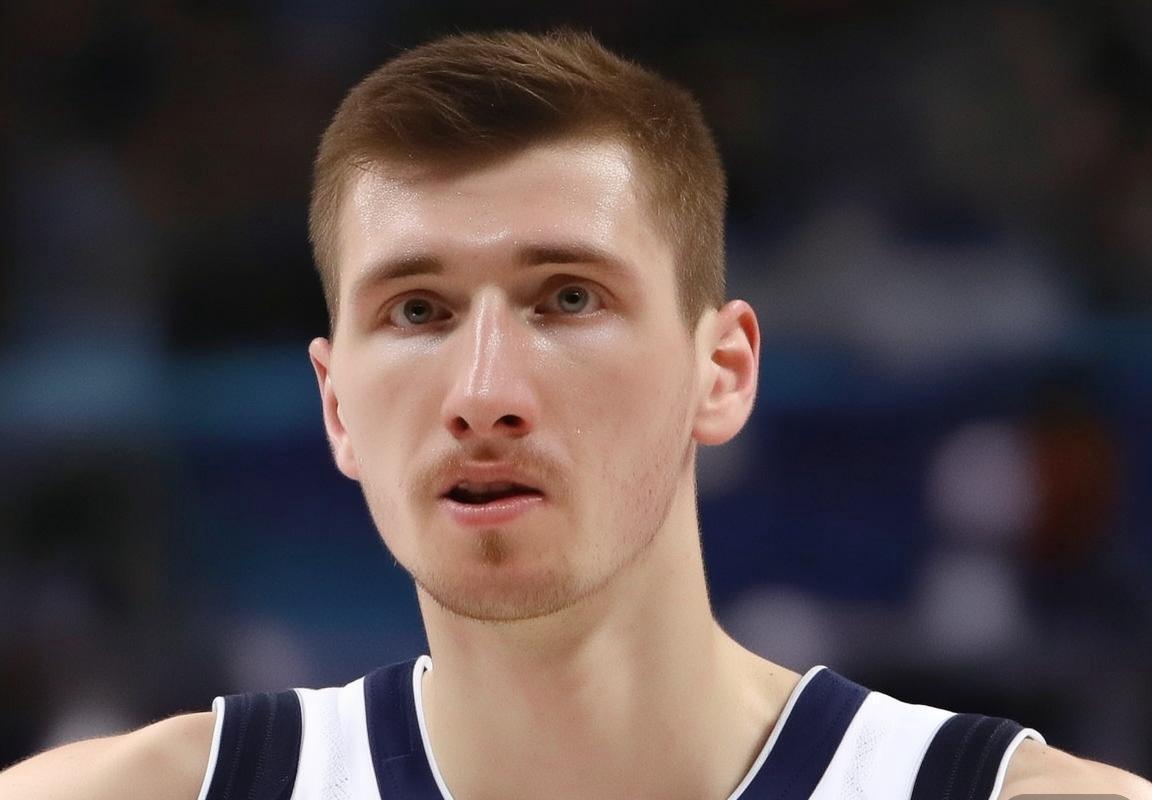 湖人队面临挑战：勒布朗·詹姆斯伤情与布朗尼·詹姆斯紧急驰援洛杉矶湖人队